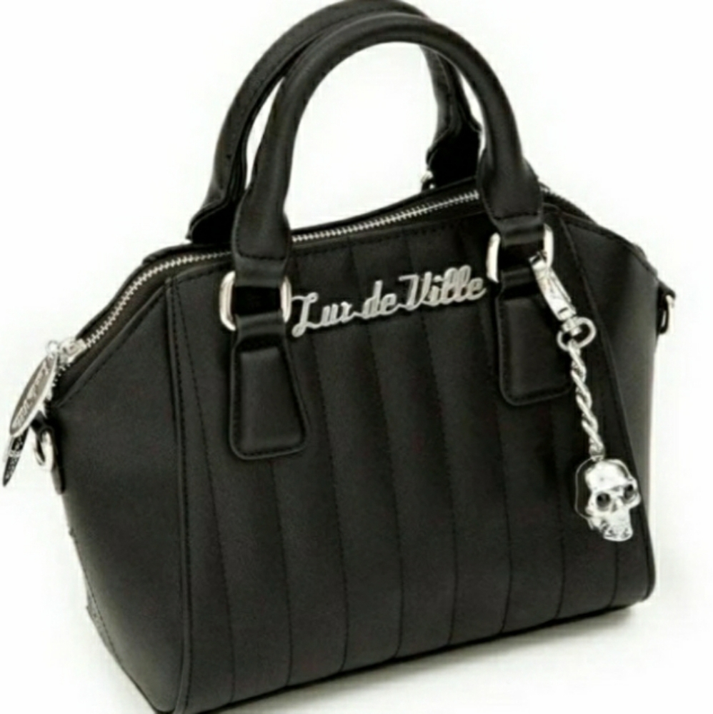 Lady Vamp w/Skull Bauble Lux De Ville